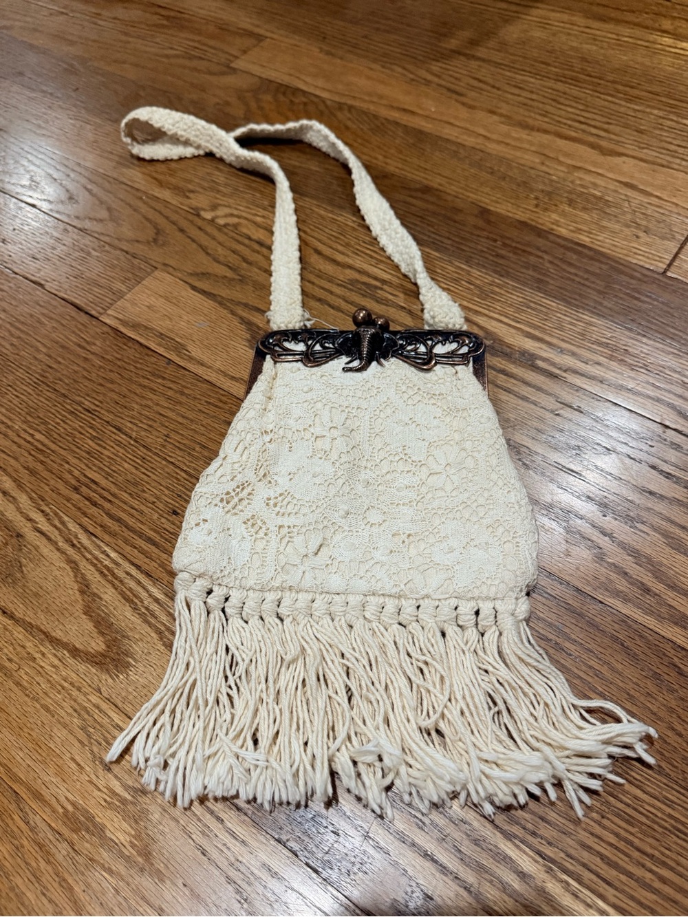 Vintage Carpetbags Of America Cream Crochet Fringe Women’s Shoulder Bag
